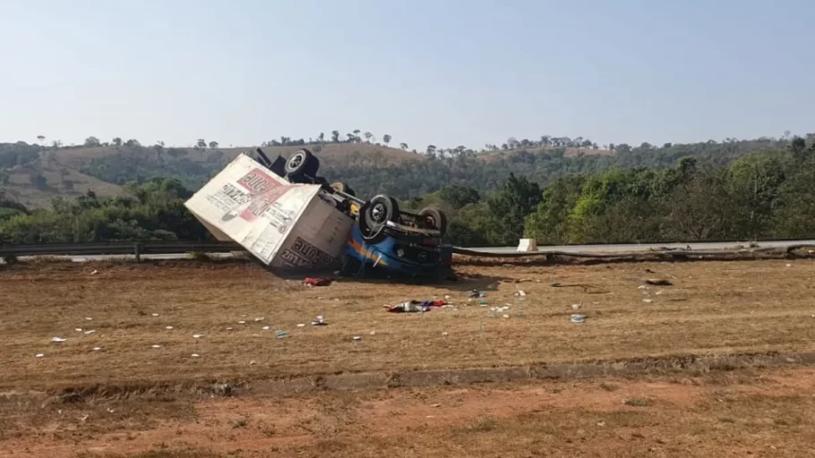 Caminhão capota na BR-262 e deixa três feridos em Nova Serrana