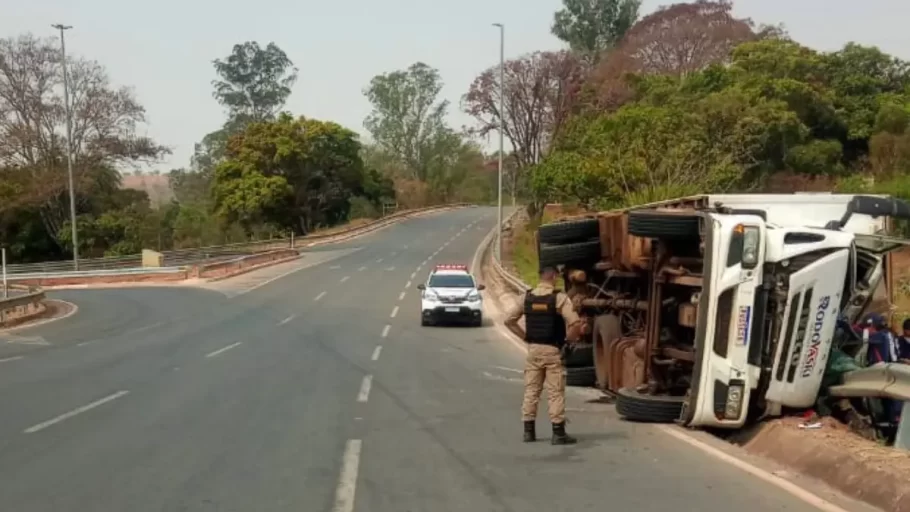 Caminhão tomba e moradores tentam saquear carga em Itapecerica