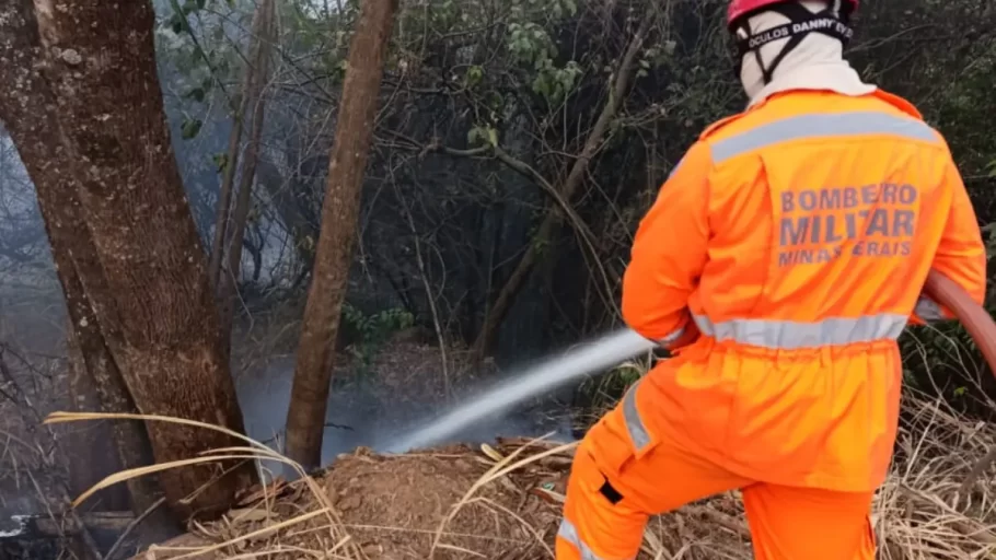 Divinópolis lidera em ocorrências de incêndios em MG, aponta Corpo de Bombeiros