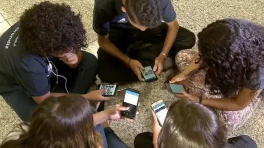 Educação em Debate: Restrição de Celulares nas Escolas.