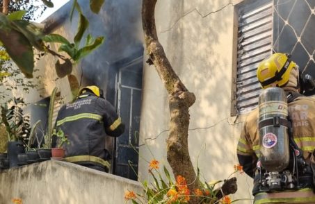 O fogo começou após o rompimento da mangueira do gás de cozinha. (Foto: Divulgação/Reprodução Corpo de Bombeiros)