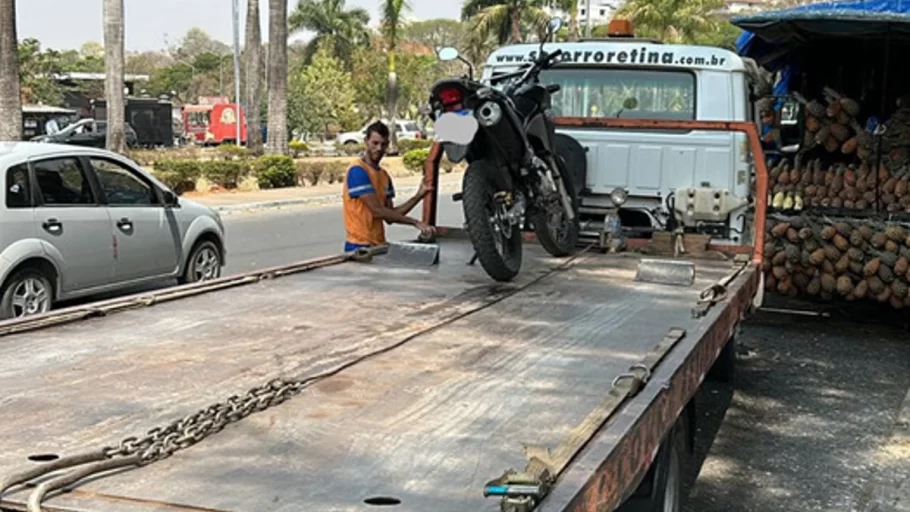 preso por empinar moto em bom despacho