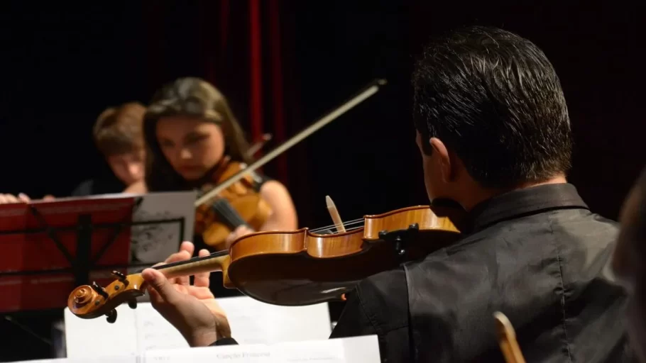 Projeto Dando Corda abre novas turmas para violino e violoncelo