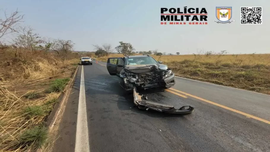 Acidente entre carro e caminhão mata duas pessoas em Abaeté