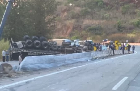 Carreta tomba e mata motorista na BR-262 próximo a Juatuba