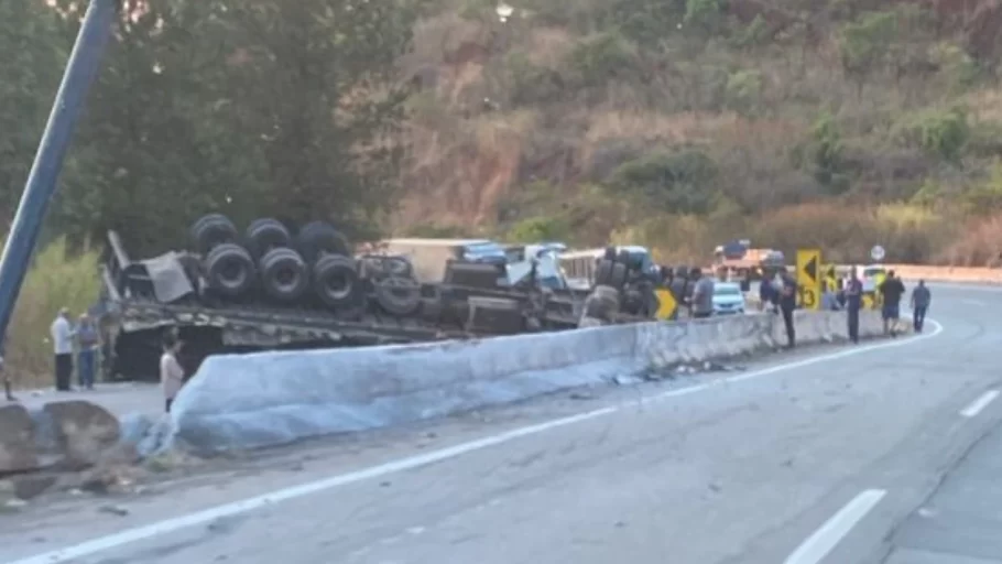 Carreta tomba e mata motorista na BR-262 próximo a Juatuba