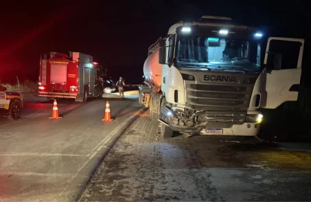 Acidente entre carro e carreta deixa cinco feridos em Formiga