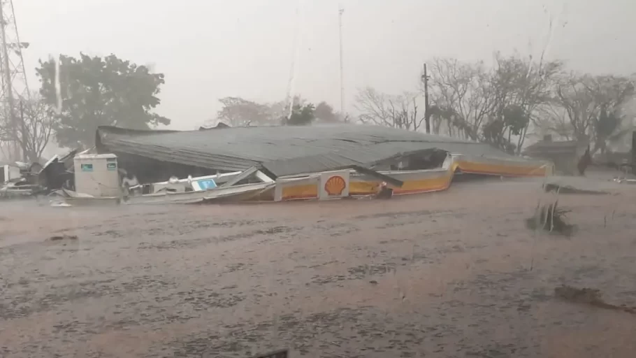 Tempestade provoca desabamento em posto de combustíveis na BR-262 em Luz