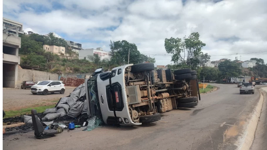 Condutor perde o controle e tomba veículo de carga em Pitangui