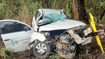 Vereador de Lagoa da Prata colide carro da prefeitura em árvore