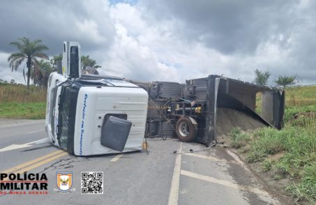 Motorista de caminhão que seguia sentido a cidade de Arcos perde o controle e tomba o veículo