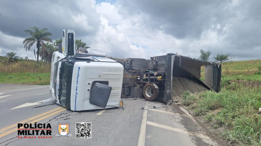 Motorista de caminhão que seguia sentido a cidade de Arcos perde o controle e tomba o veículo