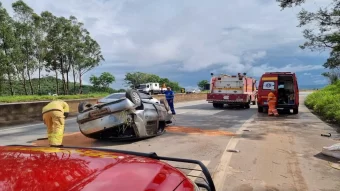 Capotamento na BR-262 deixa homem ferido próximo ao trevo de Itaúna