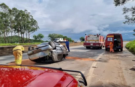 Capotamento na BR-262 deixa homem ferido próximo ao trevo de Itaúna