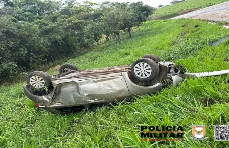 Carro capota e deixa motorista ferido em Pedra do Indaiá