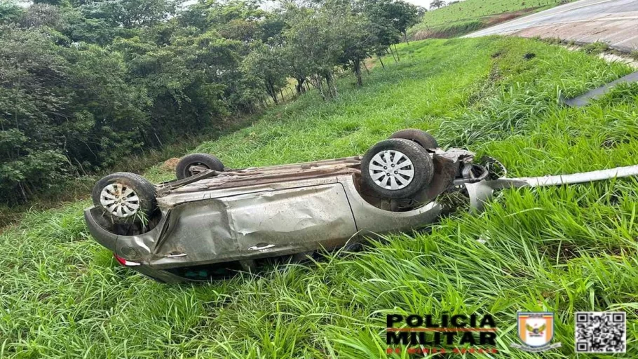 Carro capota e deixa motorista ferido em Pedra do Indaiá