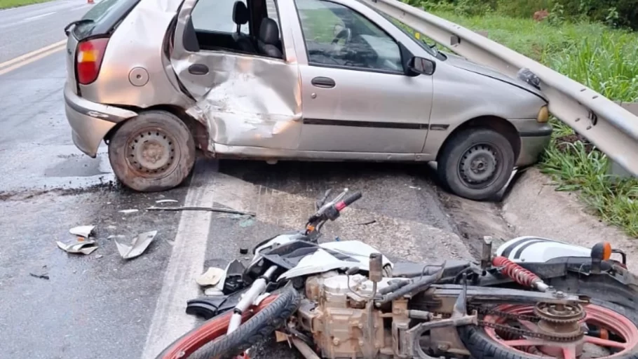 Carro derrapa, colide com uma moto e deixa motociclista ferido