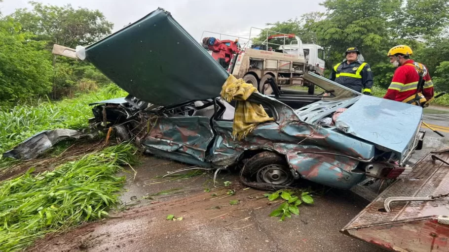 Carros-caiem-em-ribanceira-de-quatro-metros-na-BR-262 (FOTO: Reprodução Policia Rodoviária Federal)