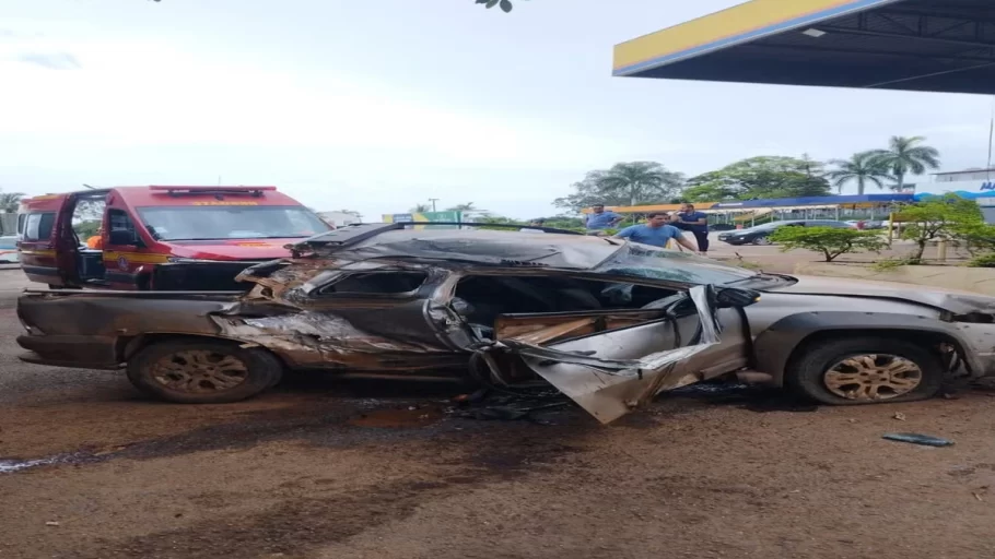 Criança de 12 anos fica gravemente ferida em acidente com carreta em Três Marias.(FOTO: Divulgação Corpo de Bombeiros)