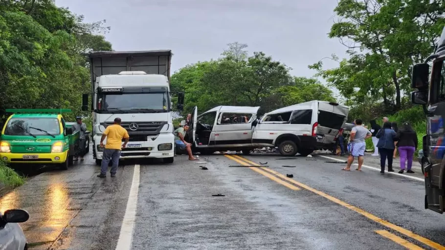 Grave acidente entre van e caminhão na MG-423 deixa mortos e feridos.(FOTO: Reprodução Redes Sociais)