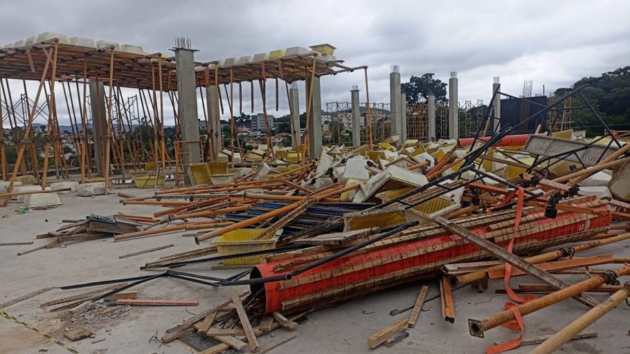 Molde de laje desaba sobre trabalhadores em Itaúna. (FOTO: DIVULGAÇÃO CORPO DE BOMBEIROS)