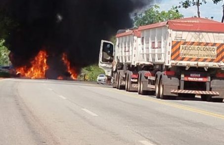 Três pessoas morrem carbonizadas em acidente na BR-262. (FOTO: Reprodução Redes sociais)