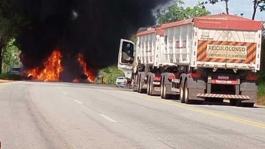 Três pessoas morrem carbonizadas em acidente na BR-262. (FOTO: Reprodução Redes sociais)