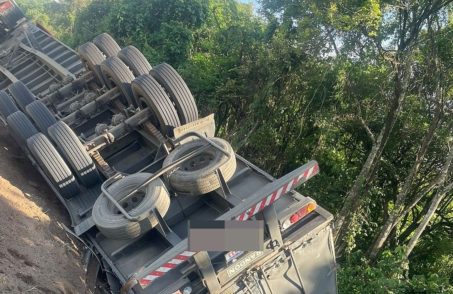 Motorista morre após carreta tombar na BR-494, em Itapecerica.(FOTO: Divulgação Corpo de Bombeiros)