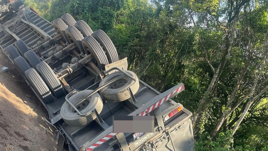 Motorista morre após carreta tombar na BR-494, em Itapecerica.(FOTO: Divulgação Corpo de Bombeiros)