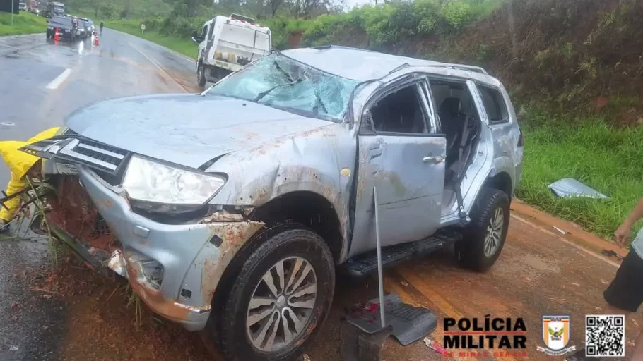 Pista molhada causa acidente grave na MG-050 em Pedra do Indaiá. (FOTO: Divulgação Policia Militar Rodoviária)