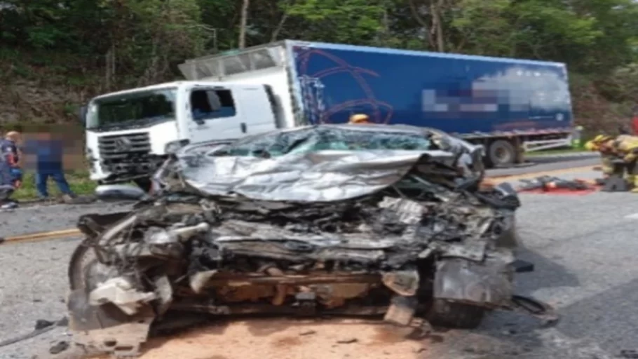 Acidente entre carro e caminhão deixa três mortos em Pedra do Indaiá.(FOTO: Divulgação SAMU)