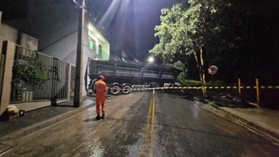 Carreta carregada com 35 toneladas de calcário invade casa e deixa imóvel em risco de desabamento em Formiga (FOTO: Divulgação Corpo de Bombeiros)