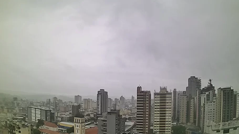 Final de semana em Divinópolis será de chuva e trovoadas isoladas, alerta o INMET