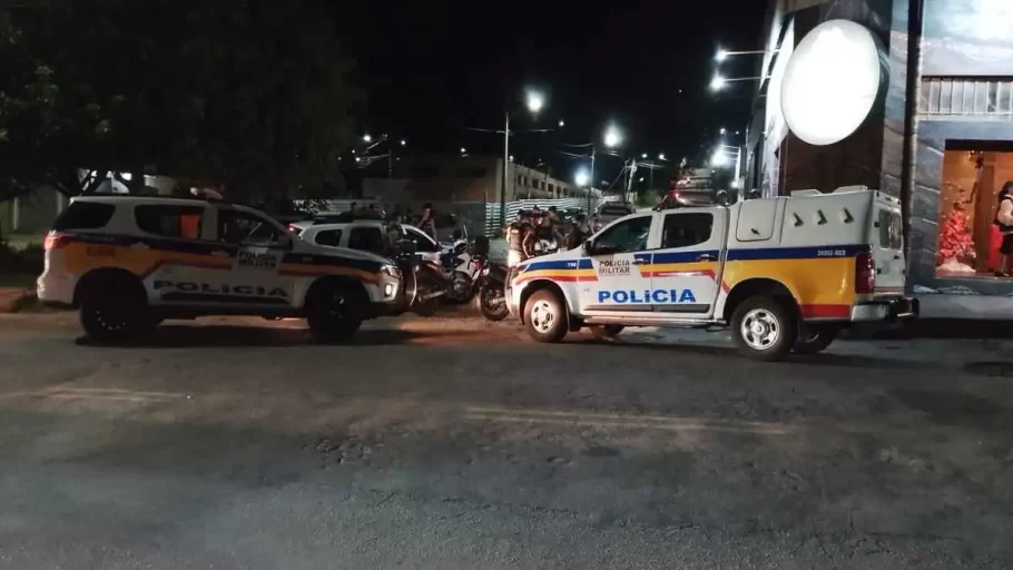 Confusão em pizzaria de Divinópolis envolve policial militar e família de criança autista. (FOTO: Reprodução Redes Sociais)