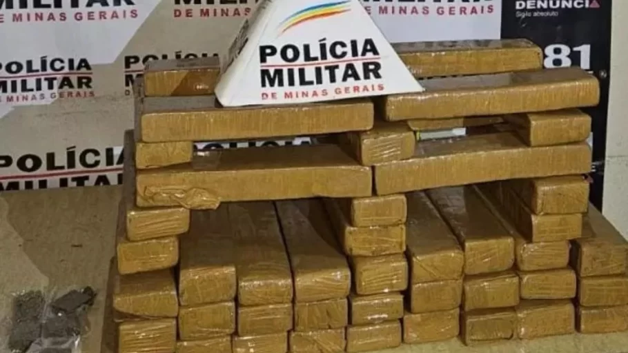 Formiga Homem sofre acidente durante fuga e é preso com 45 barras de maconha.(FOTO: Divulgação PMMG)