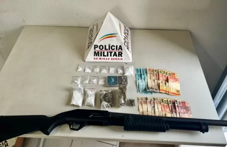 Formiga Polícia Militar apreende drogas e arma de fogo. (FOTO: Divulgação PMMG)