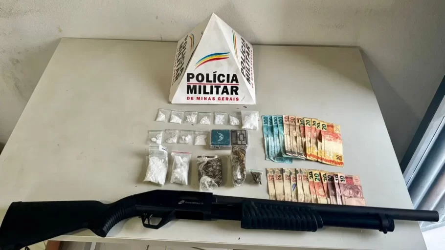 Formiga Polícia Militar apreende drogas e arma de fogo. (FOTO: Divulgação PMMG)