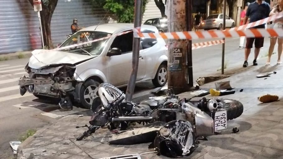 Homem fica gravemente ferido após acidente entre moto e carro em Divinópolis.(FOTO: Reprodução Redes Sociais)