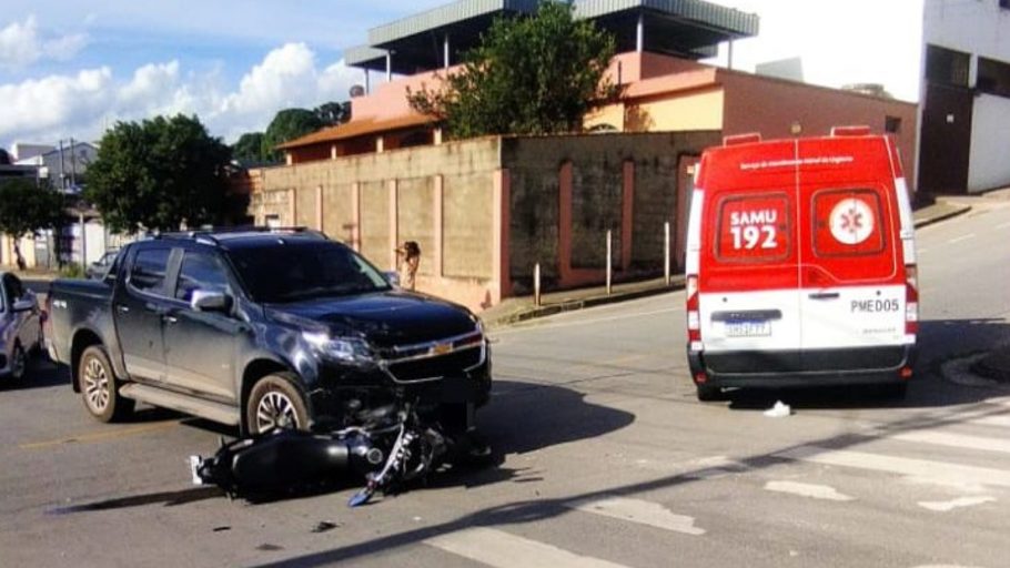 Motociclista fica ferida em acidente de trânsito em Divinópolis. (FOTO: Reprodução/Divulgação SAMU)