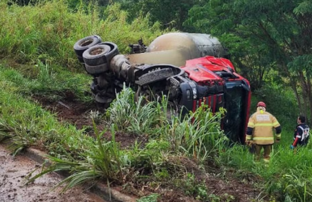 Caminhão tomba na BR-354 em Candeias. (FOTO: Divulgação Corpo de Bombeiros)