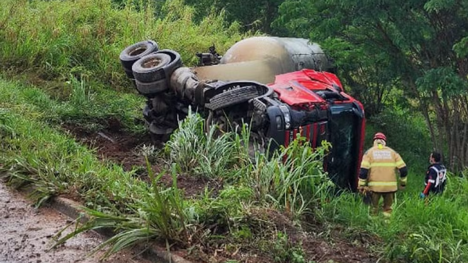 Caminhão tomba na BR-354 em Candeias. (FOTO: Divulgação Corpo de Bombeiros)