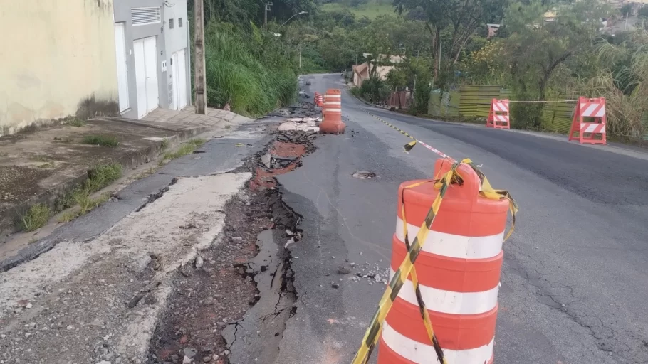 Moradores enfrentam caos em rua do Vila Romana após obras e temporal, em Divinópolis.(FOTO; Fabricio Salvino)