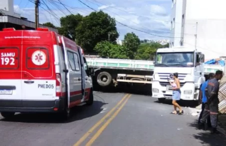 Tombamento de caminhão atinge casa e deixa mulher ferida em Divinópolis