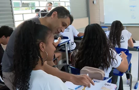 USO-DE-CELULARES-PROIBIDO-SALA-DE-AULA