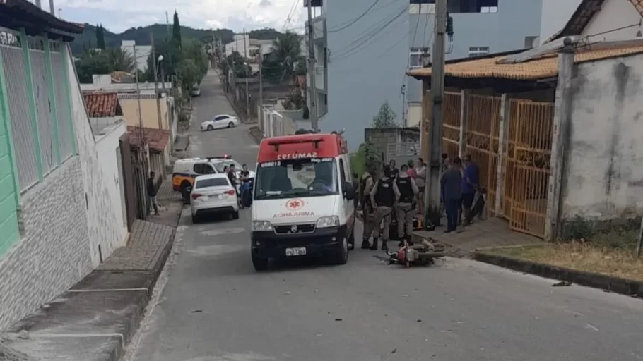 Acidente entre carro e moto deixa homem ferido em Itapecerica.(FOTO: Reprodução Redes Sociais)