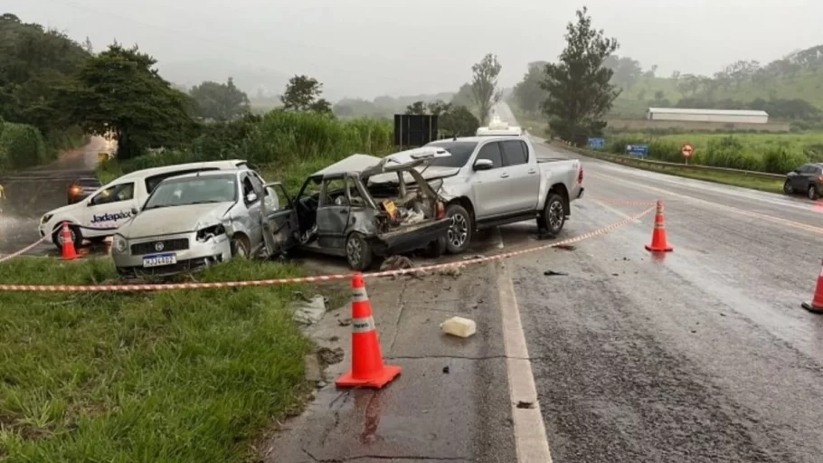 Acidente na MG-050 mata uma pessoa e fere duas em Itaúna. (FOTO: Divulgação Policia Militar Rodoviária)