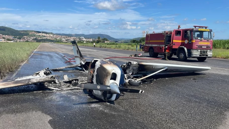 avião pega fogo em pará de minas