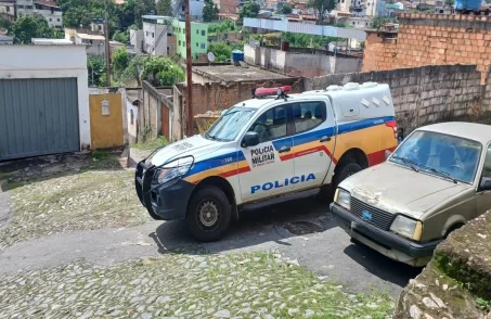 Carro localizado abandonado no bairro São João de Deus após rastreamento rápido; população é incentivada a denunciar crimes.(FOTO: Divulgação PMMG)