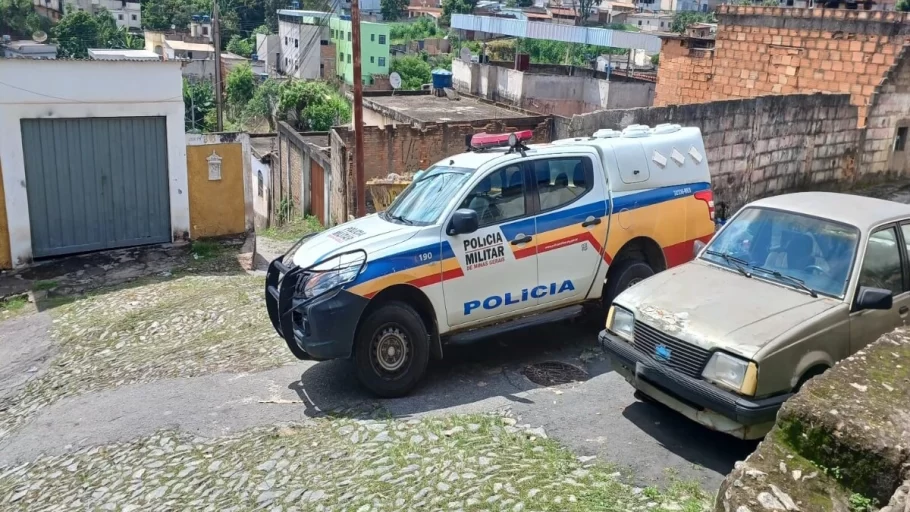 Carro localizado abandonado no bairro São João de Deus após rastreamento rápido; população é incentivada a denunciar crimes.(FOTO: Divulgação PMMG)