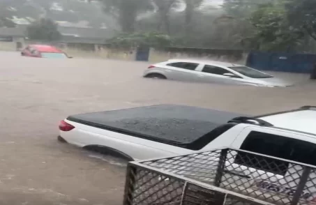 Chuva provoca alagamentos, arrasta e deixa carros submersos em Divinópolis. (FOTO: Reprodução Redes Sociais)